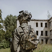 żołnierz odwrócony tyłem do kamery