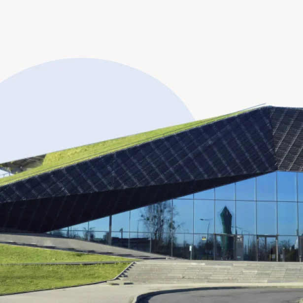 "Nowoczesny budynek Międzynarodowego Centrum Kongresowego w Katowicach z przeszkloną fasadą i charakterystycznym zielonym dachem porośniętym trawą. W odbiciu szyb widać smukły, szklany budynek. Tło graficznie uproszczone z jasnoniebieskimi kształtami."