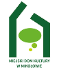 Logo Miejskiego Domu Kultury w Mikołowie przedstawiające stylizowany, ciemnozielony zarys budynku, wewnątrz którego znajduje się jasnozielona dymek dialogowy.