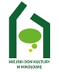 Logo Miejskiego Domu Kultury w Mikołowie przedstawiające stylizowany, ciemnozielony zarys budynku, wewnątrz którego znajduje się jasnozielona dymek dialogowy.