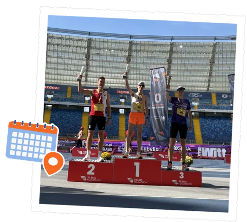 Trzech biegaczy z pucharami na podium Silesia Marathonu na Stadionie Śląskim, obok ilustracja kalendarza z pinezką