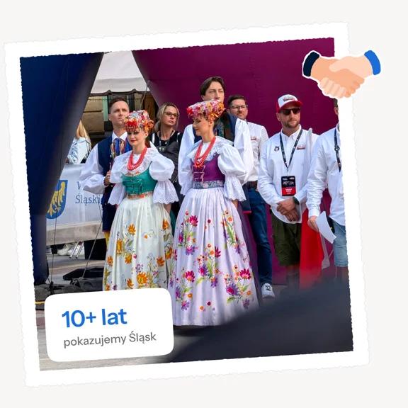 Tancerki w śląskich strojach ludowych na scenie, ilustracja uścisku dłoni i plakietka 10+ lat – pokazujemy Śląsk