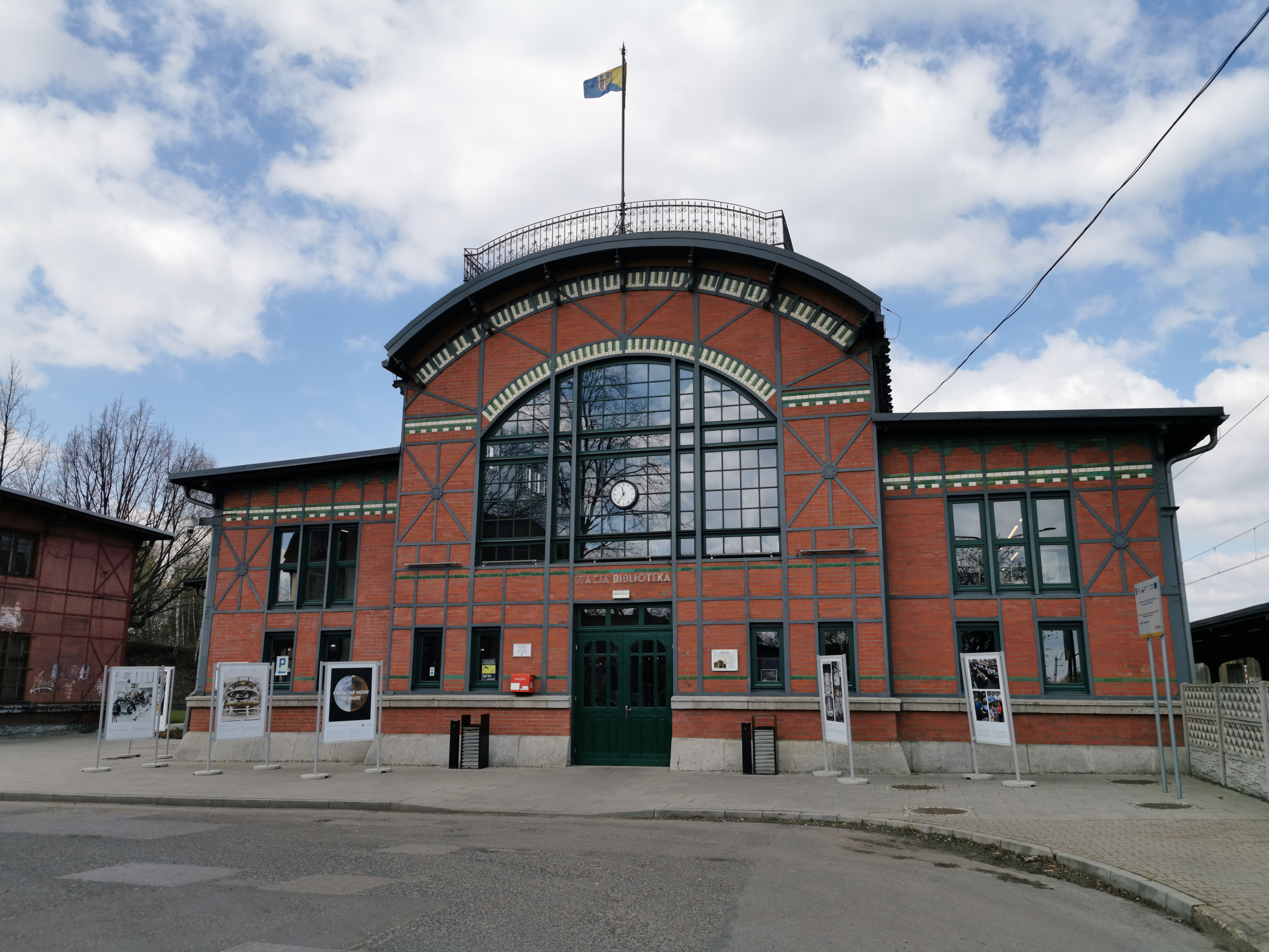 Stacja Biblioteka – Miejska Biblioteka Publiczna w Rudzie Śląskiej Autorstwa elot360 (Eryk Duński) - Praca własna, CC BY-SA 4.0, https://commons.wikimedia.org/w/index.php?curid=117226776