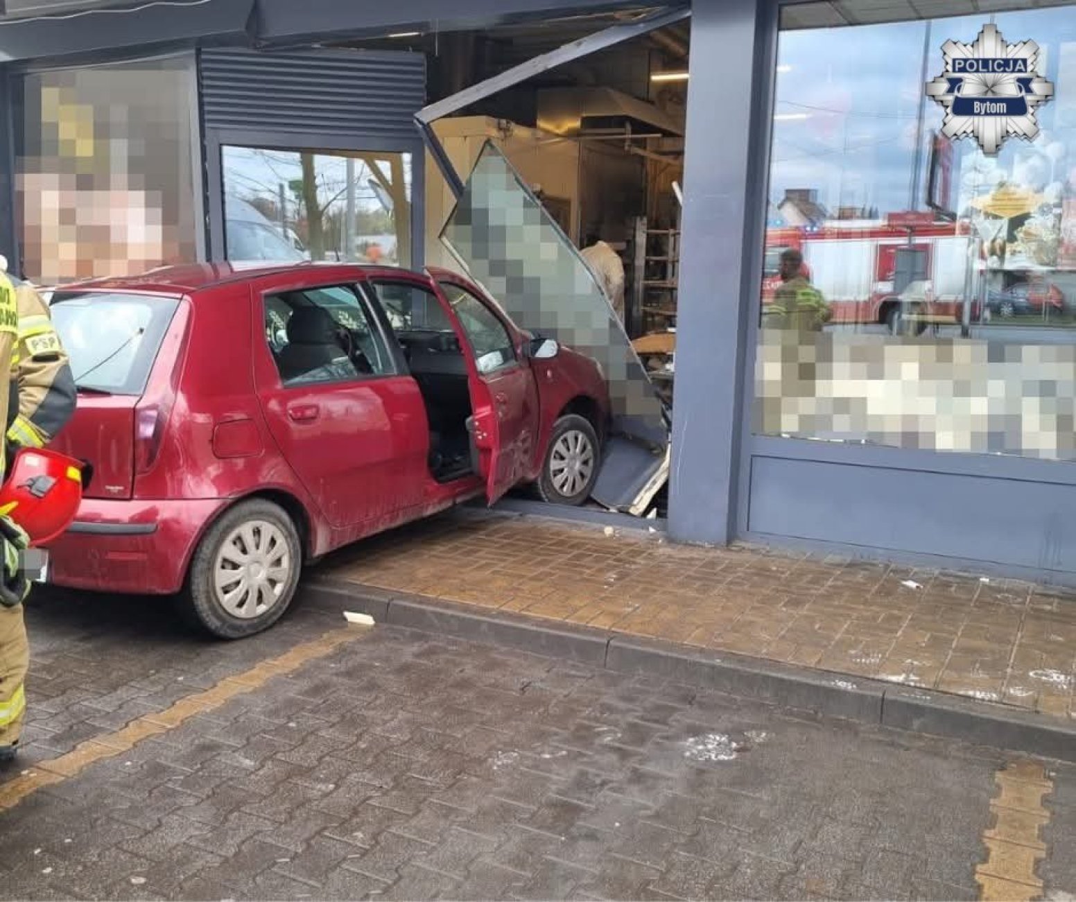 Wjechał w witrynę cukierni w Szombierkach Komenda Miejska Policji w Bytomiu