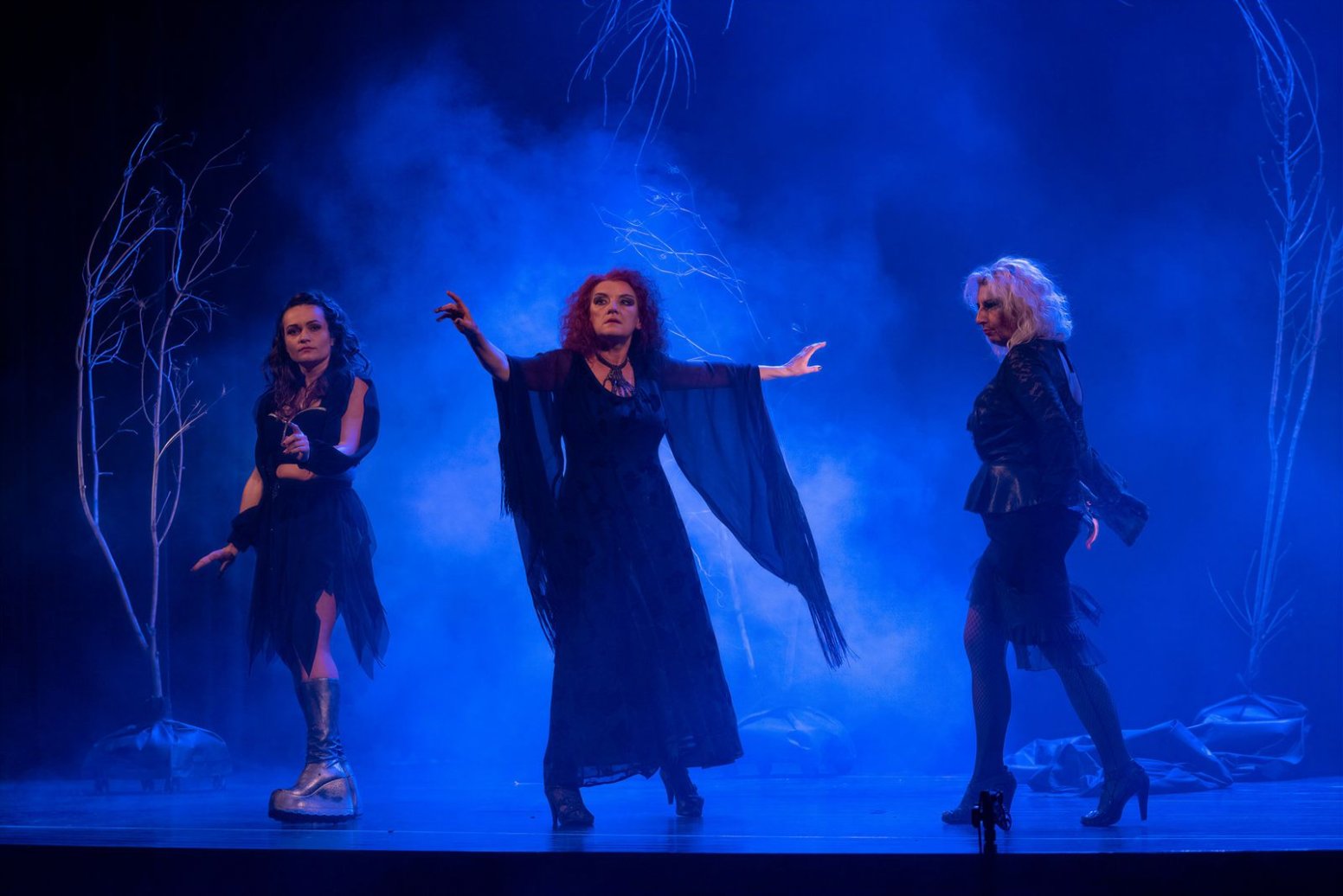 Zdjęcie z przedstawienia Heksy z hołdy przedstawiające trzy czarownice na tle mgły