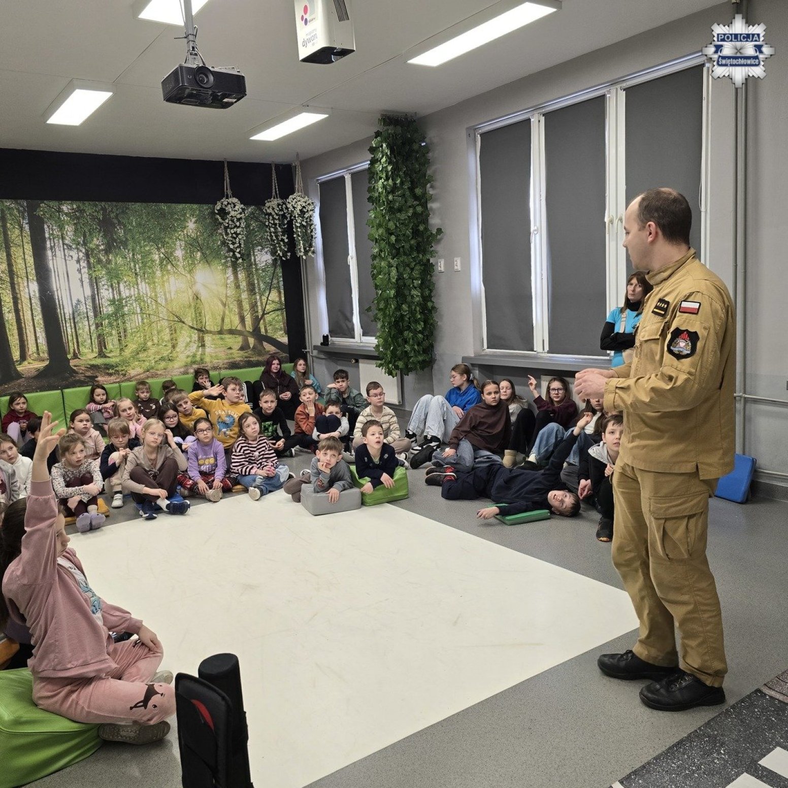 zdjęcie strażaka stojącego przed grupą dzieci