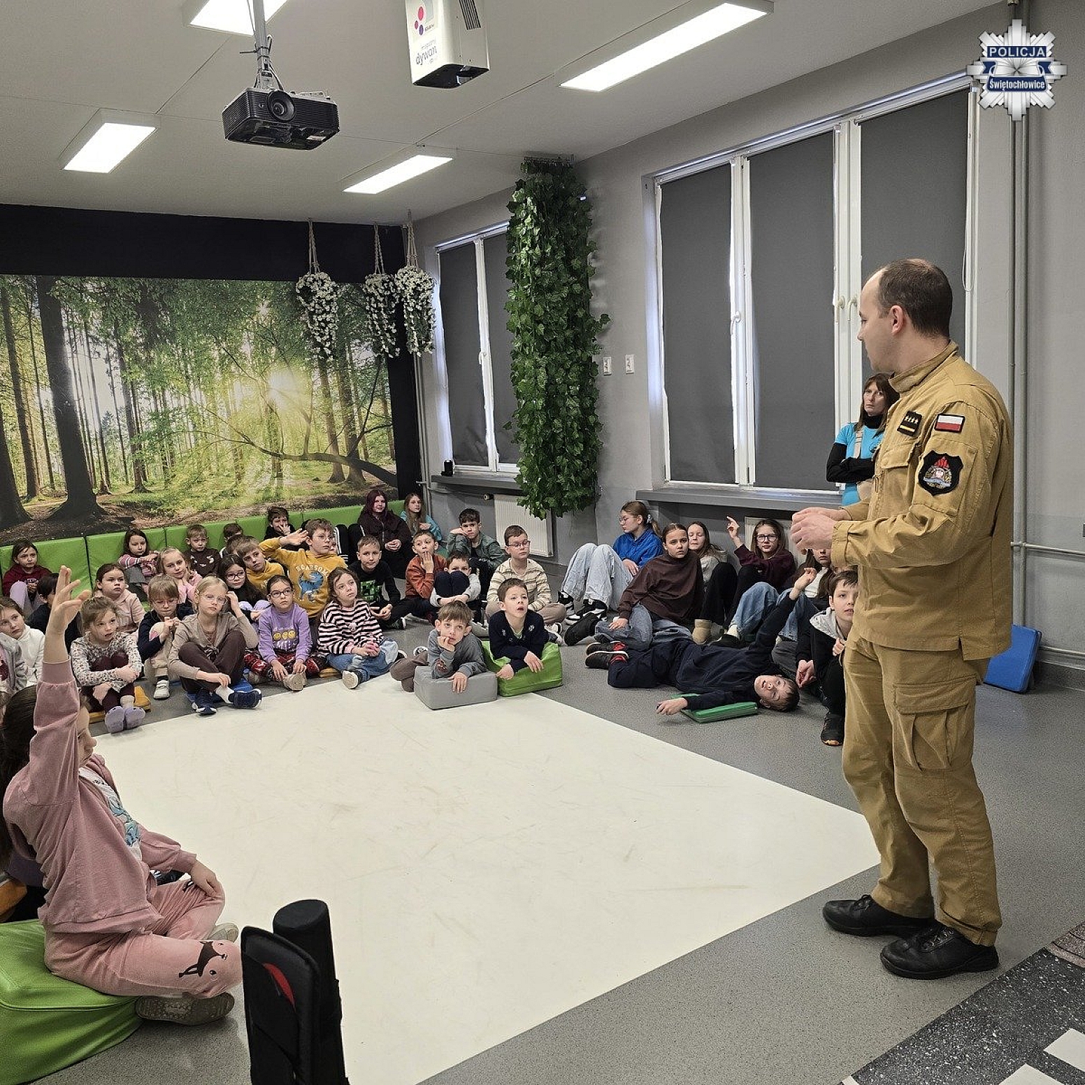 zdjęcie strażaka stojącego przed grupą dzieci