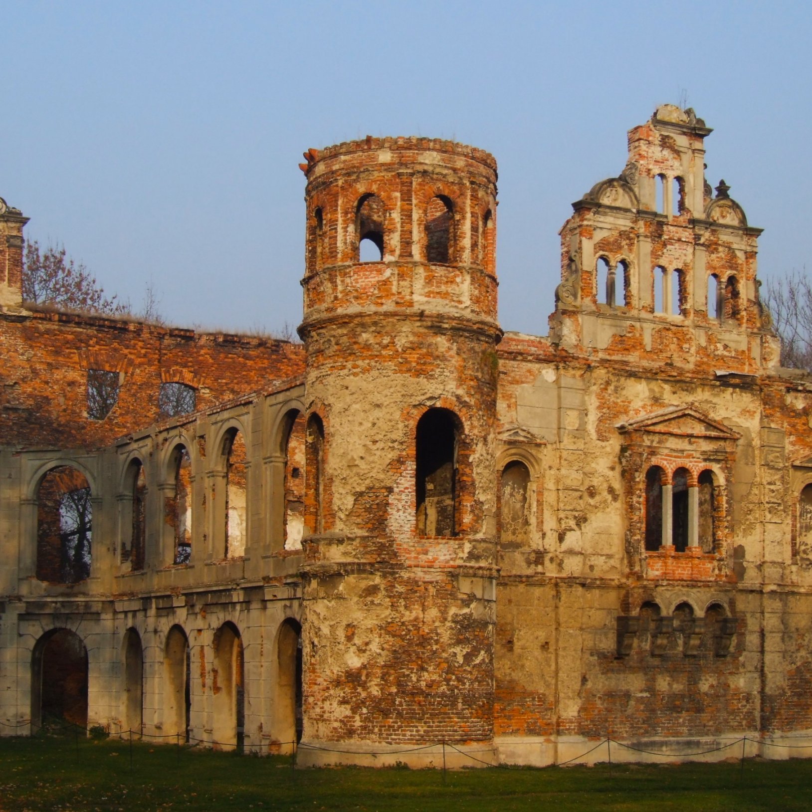 Ruiny pałacu w Tworkowie Autorstwa Pudelek (Marcin Szala) - Praca własna, CC BY-SA 3.0, https://commons.wikimedia.org/w/index.php?curid=17375860