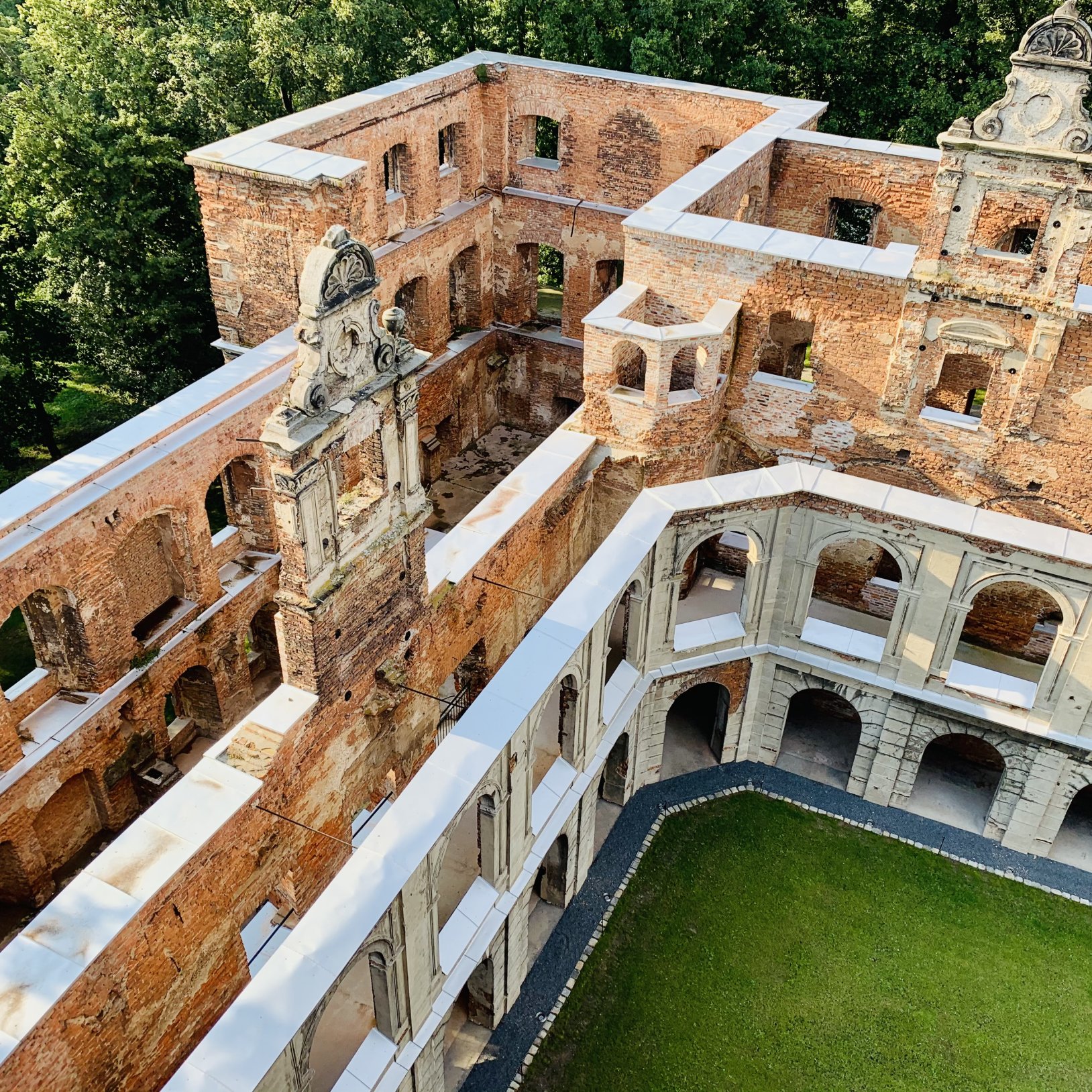 Ruiny pałacu w Tworkowie