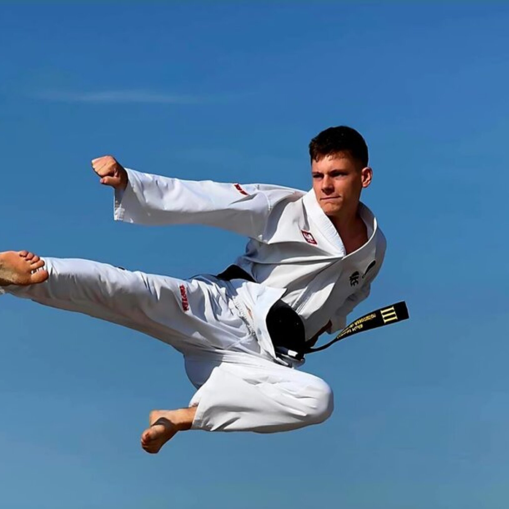 Zawodnik TAEKWON-DO w trakcie wykonywania skoku