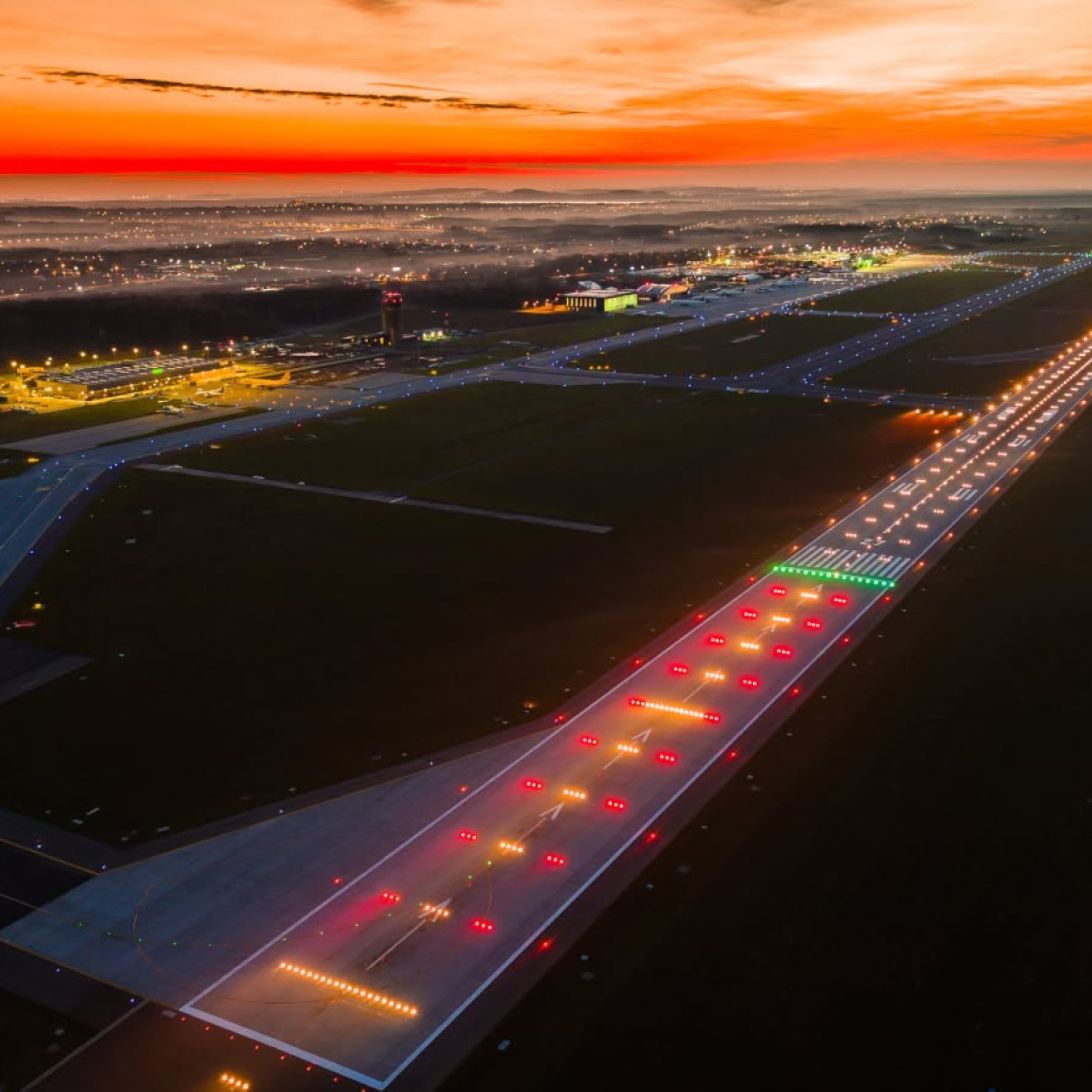 Oświetlony pas startowy Katowice Airport
