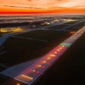 Oświetlony pas startowy Katowice Airport
