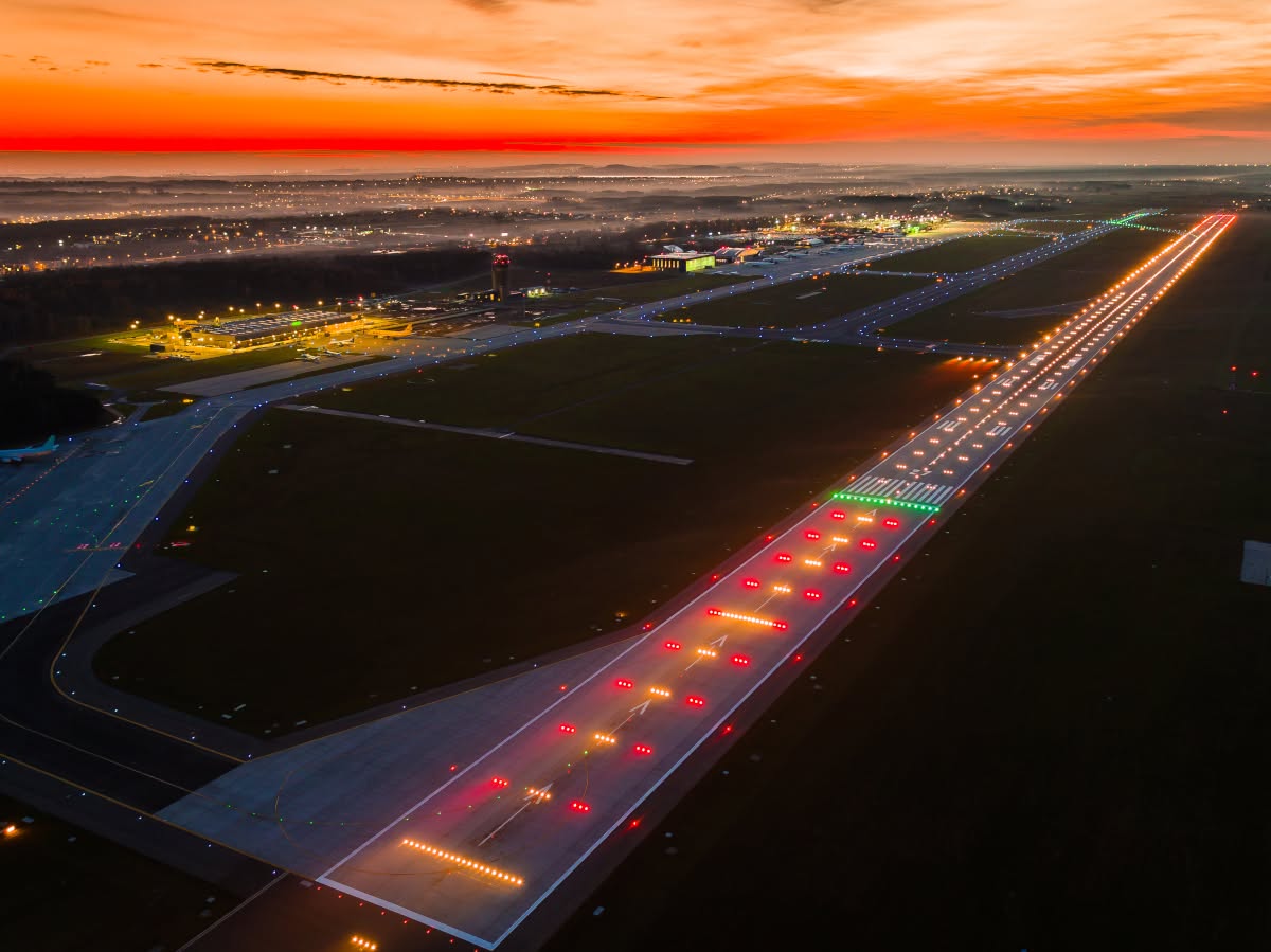 Oświetlony pas startowy Katowice Airport