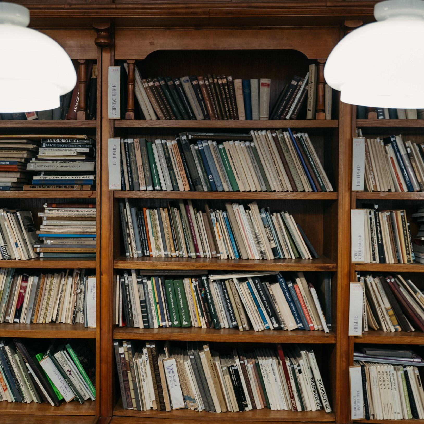 zdjęcia regału bibliotecznego z książkami