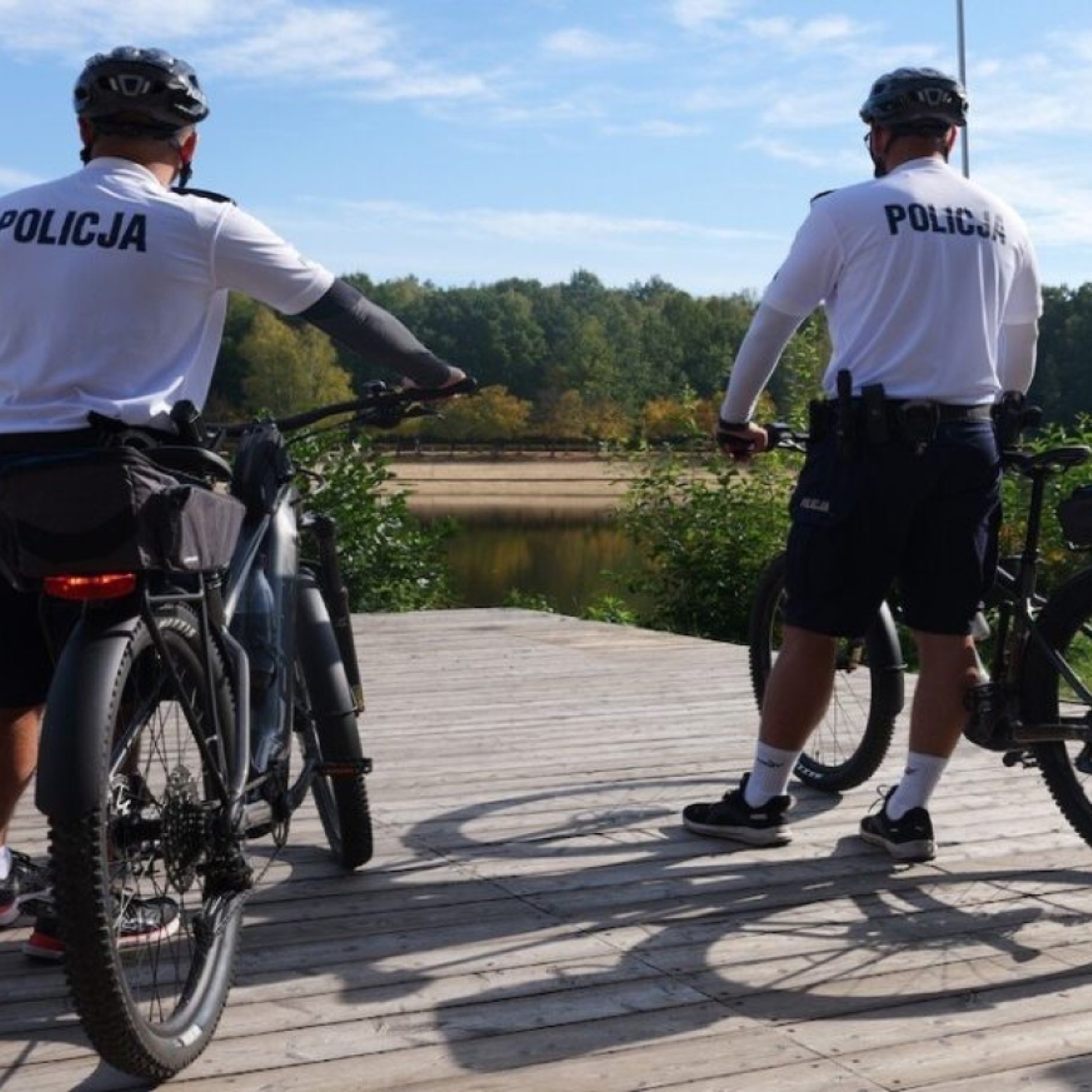 Tam, gdzie radiowóz nie wjedzie. Katowiccy policjanci patrolują miasto na e-rowerach