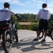 Tam, gdzie radiowóz nie wjedzie. Katowiccy policjanci patrolują miasto na e-rowerach