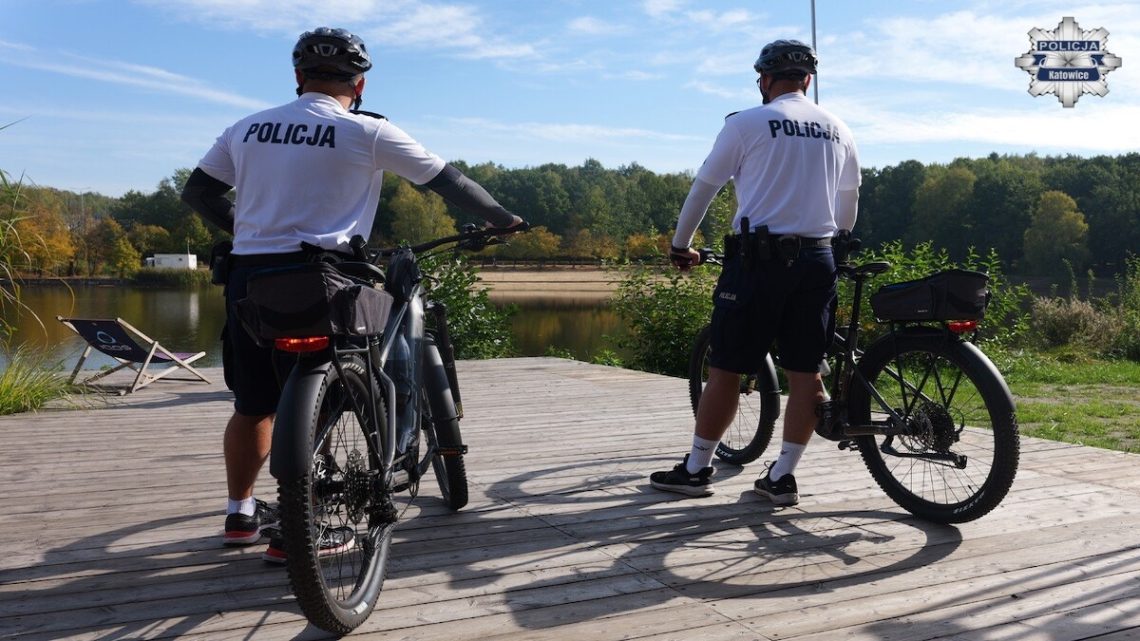 Tam, gdzie radiowóz nie wjedzie. Katowiccy policjanci patrolują miasto na e-rowerach