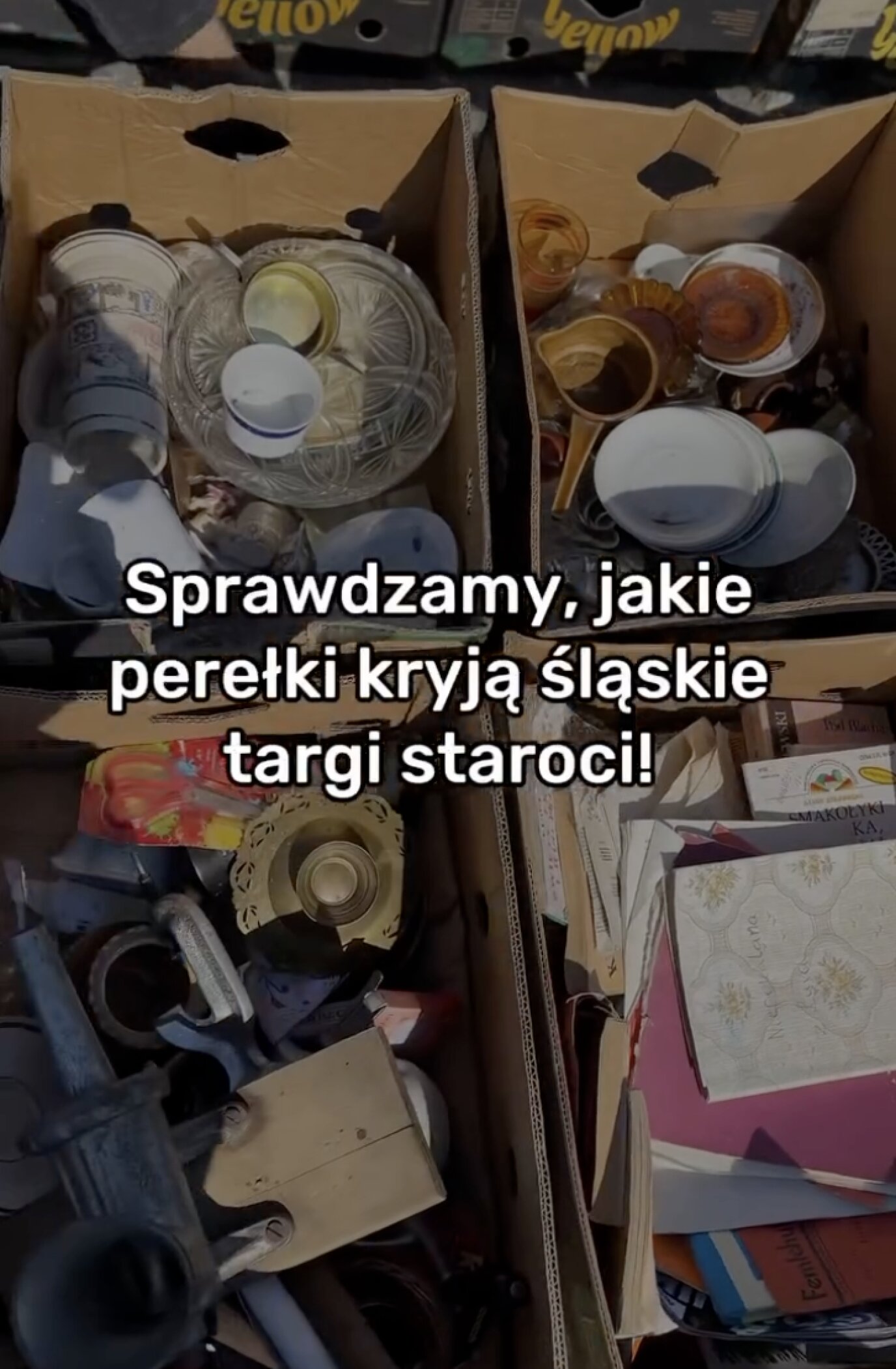 Widok na kartony na targu staroci z drobnymi przedmiotami