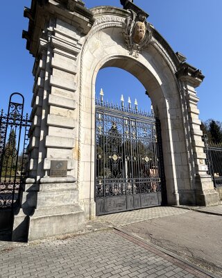 Czy wiecie, że w Śląskim ZOO stoi pałacowa brama? 🏰