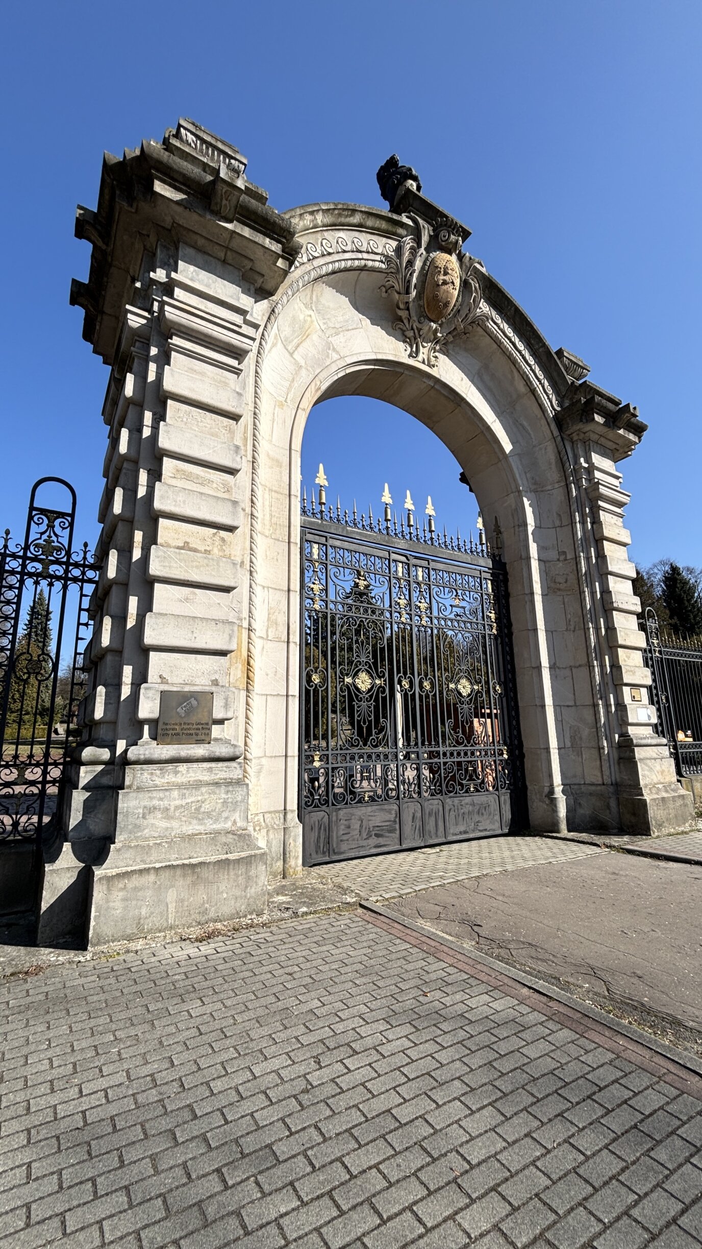 Czy wiecie, że w Śląskim ZOO stoi pałacowa brama? 🏰