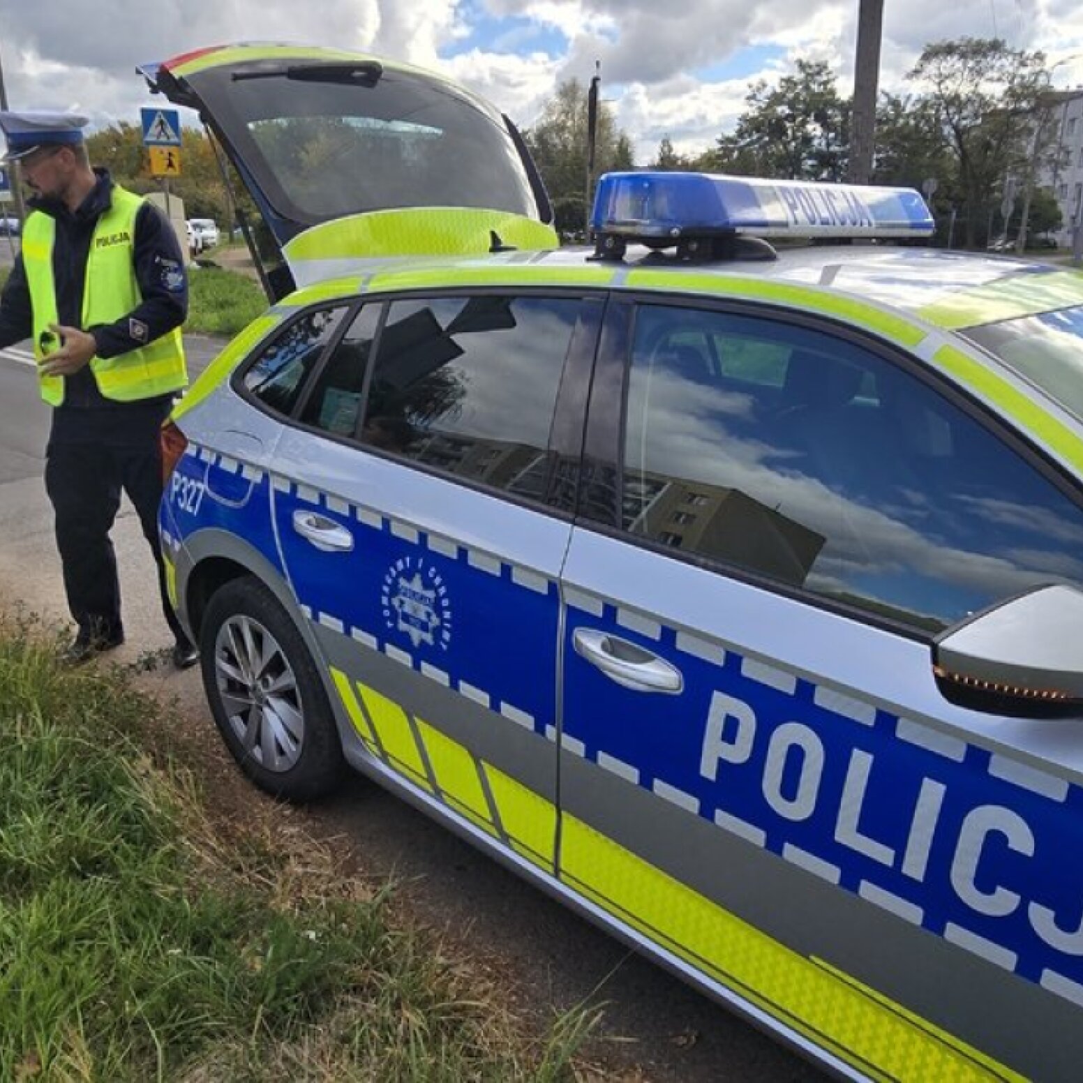 Policja rozdaje kaski uczniom