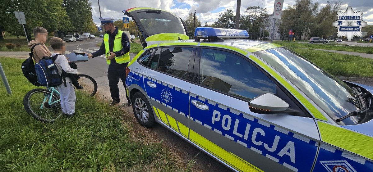 Policja rozdaje kaski uczniom