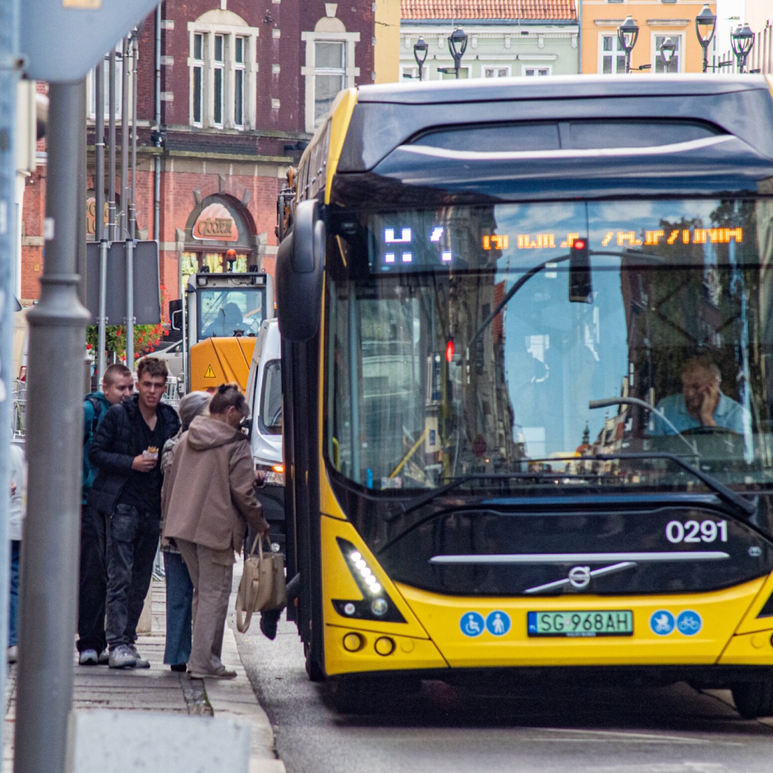 Autobus na przystanku
