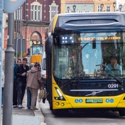 Autobus na przystanku