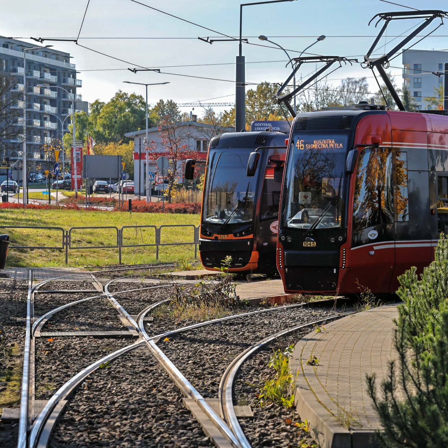 Dwa nadjeżdżające czerwone tramwaje