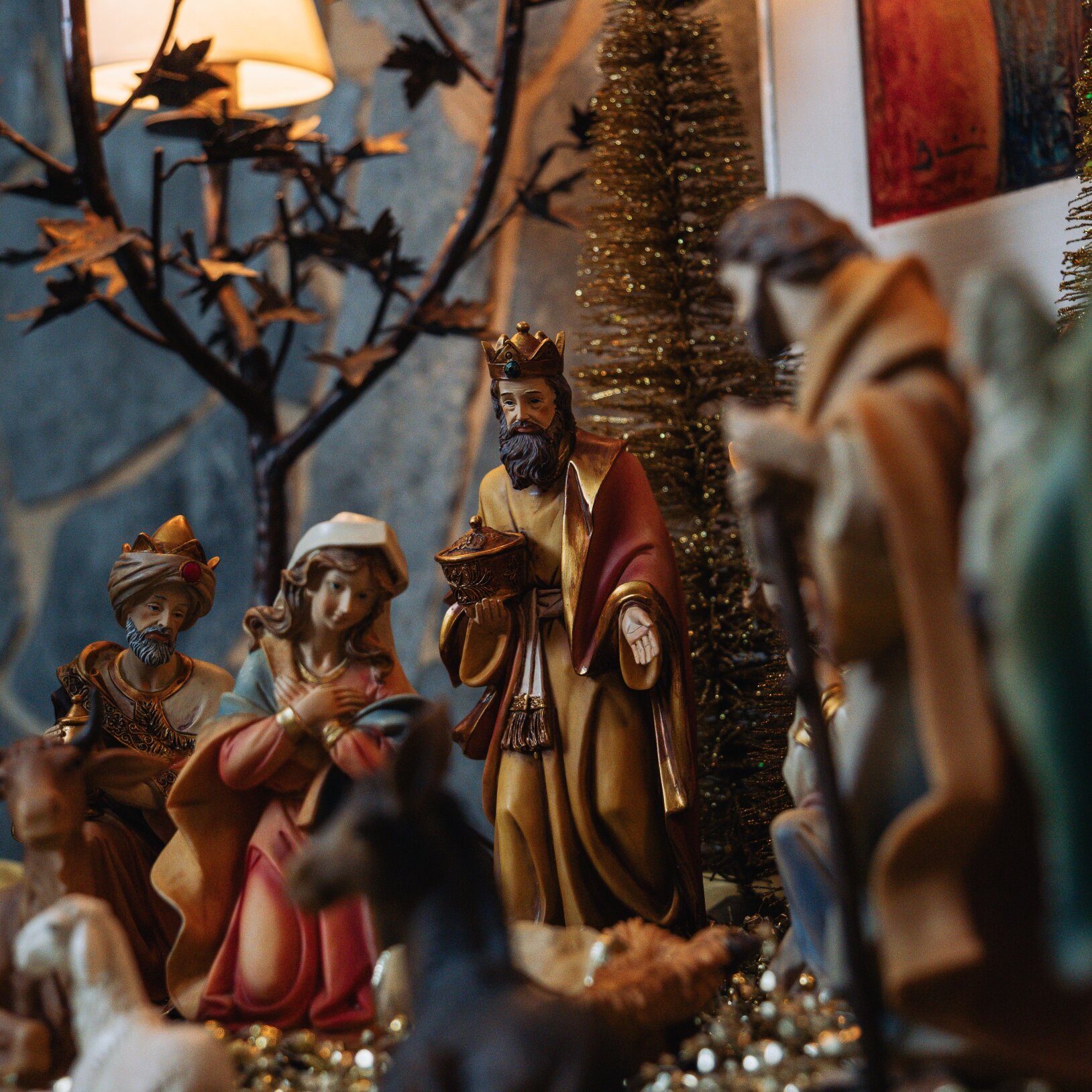figurki sceny bożonarodzeniowej przedstawiające narodziny Jezusa