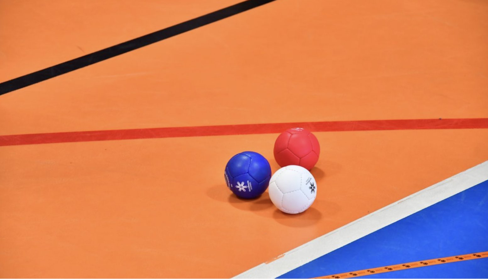 Zdjęcie piłek do boccia na boisku