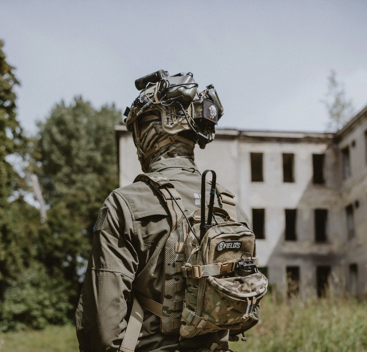 żołnierz odwrócony tyłem do kamery