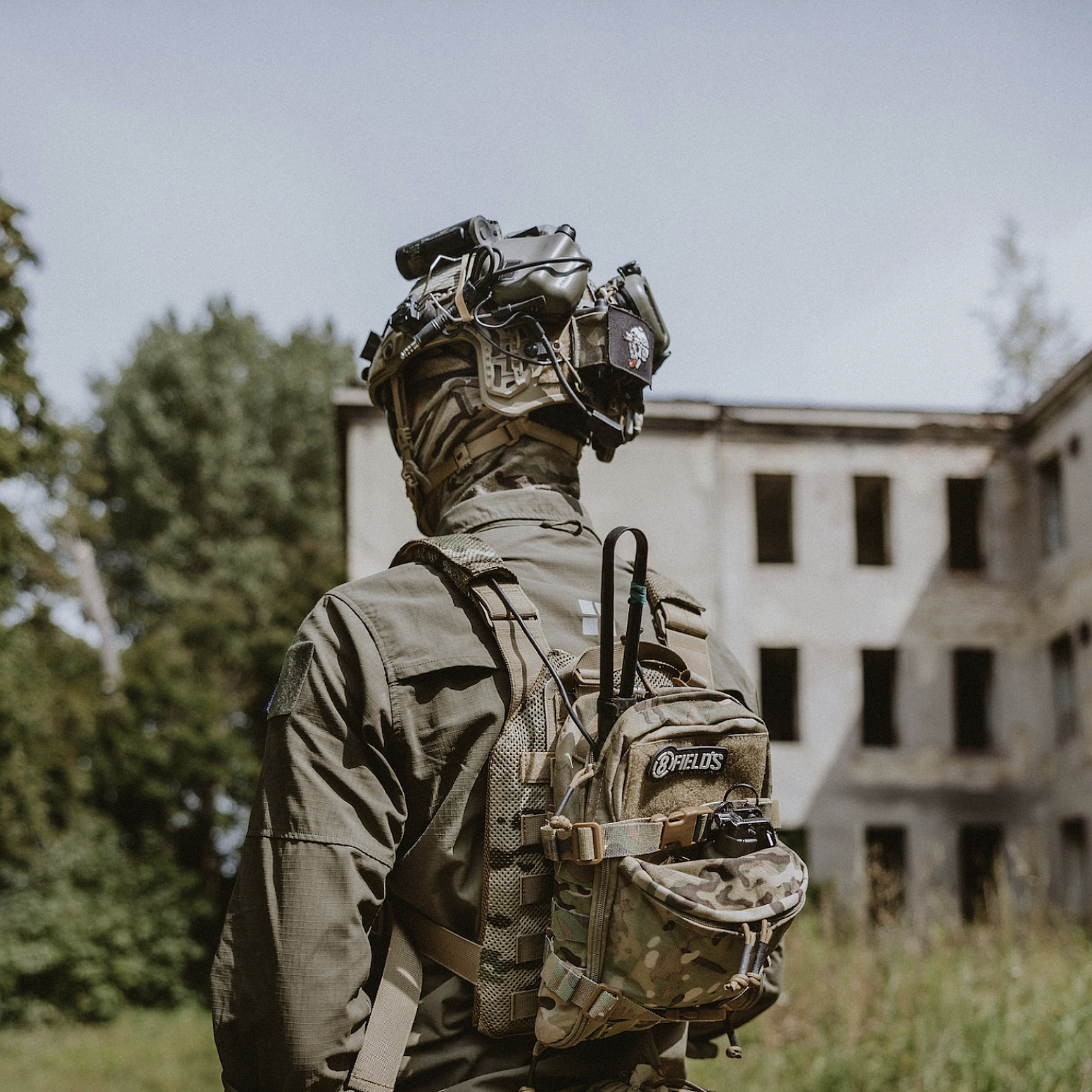 żołnierz odwrócony tyłem do kamery