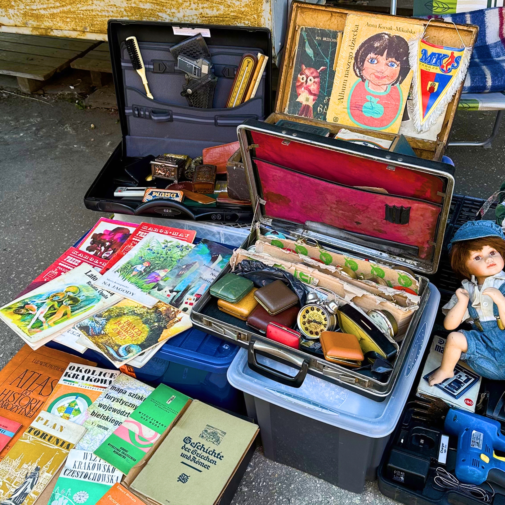 starocie w walizce na ulicy