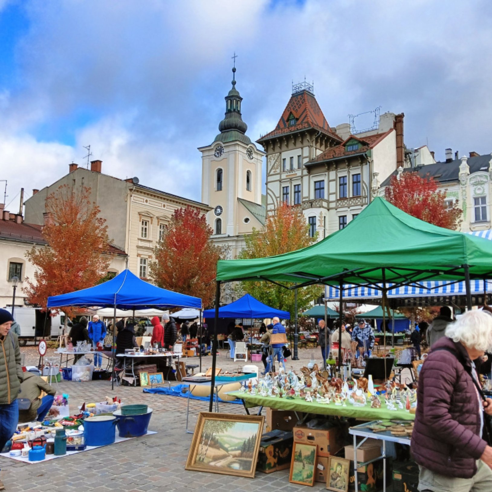 rynek w białej podczas giełdy staroci