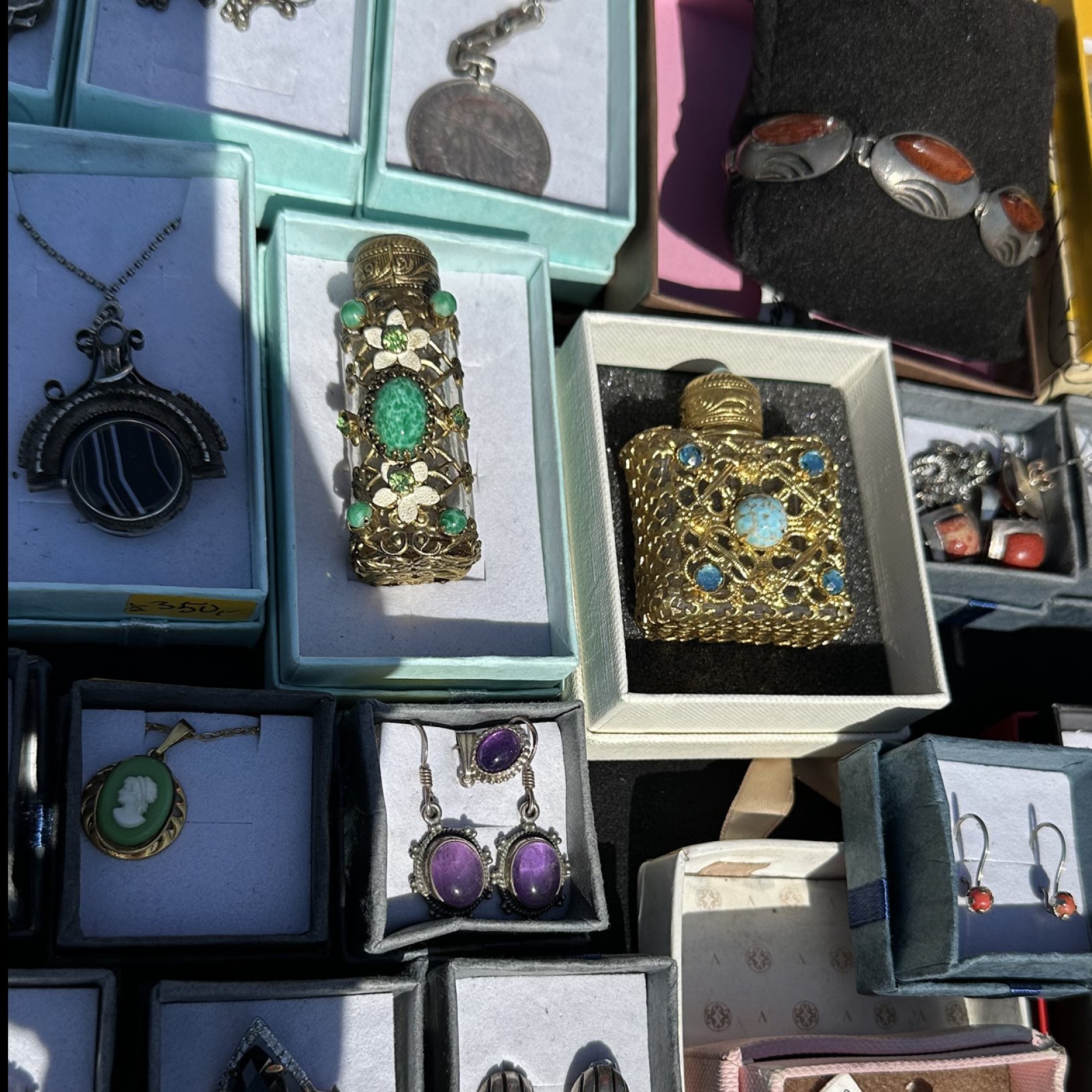 stara biżuteria na jarmarku