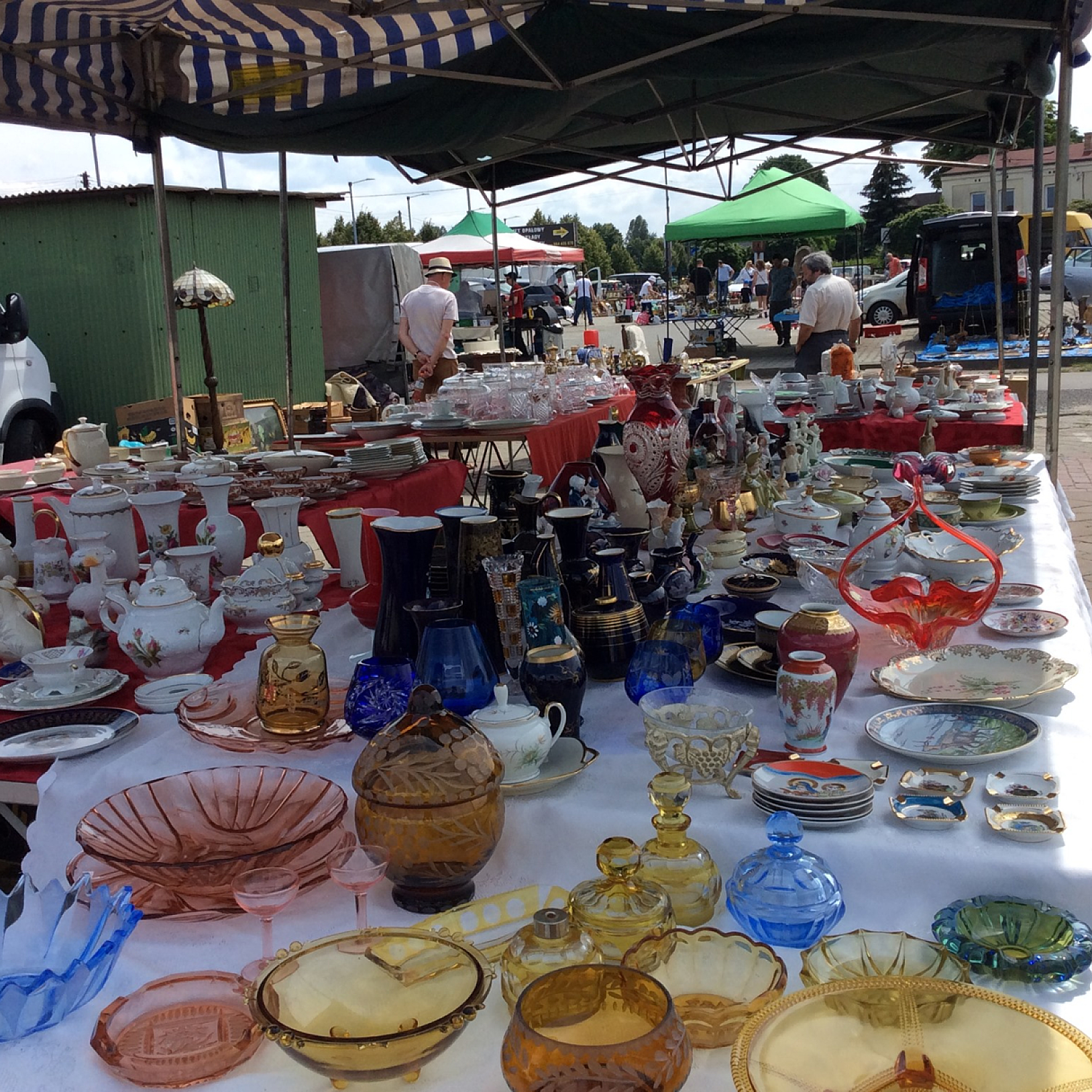 zdjęcie straganu z antykami