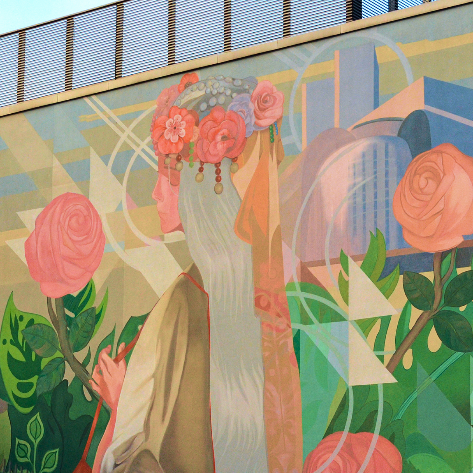 zdjęcie muralu kobiety pośród róż