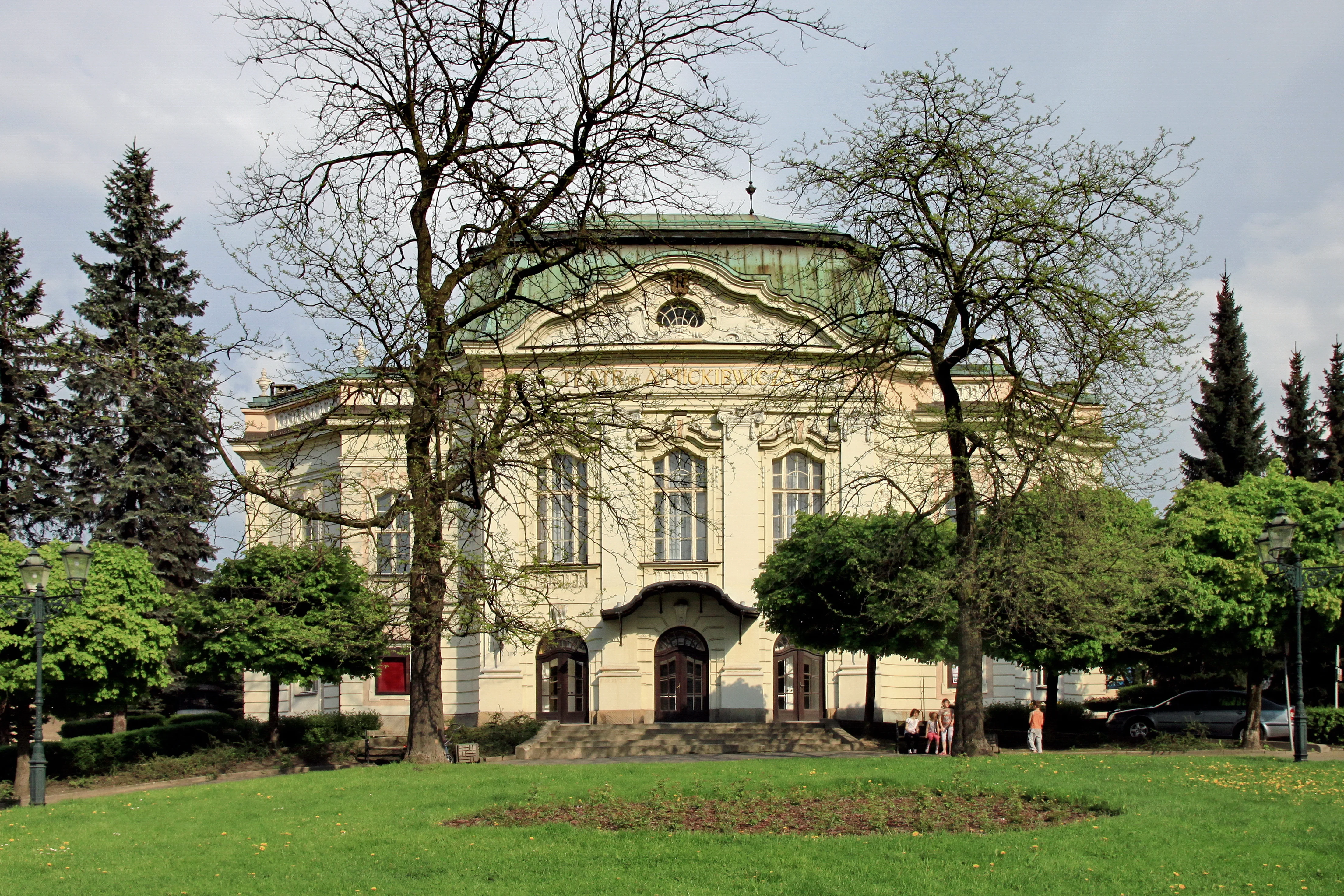 zdjęcie frontu budynku teatru w Cieszynie