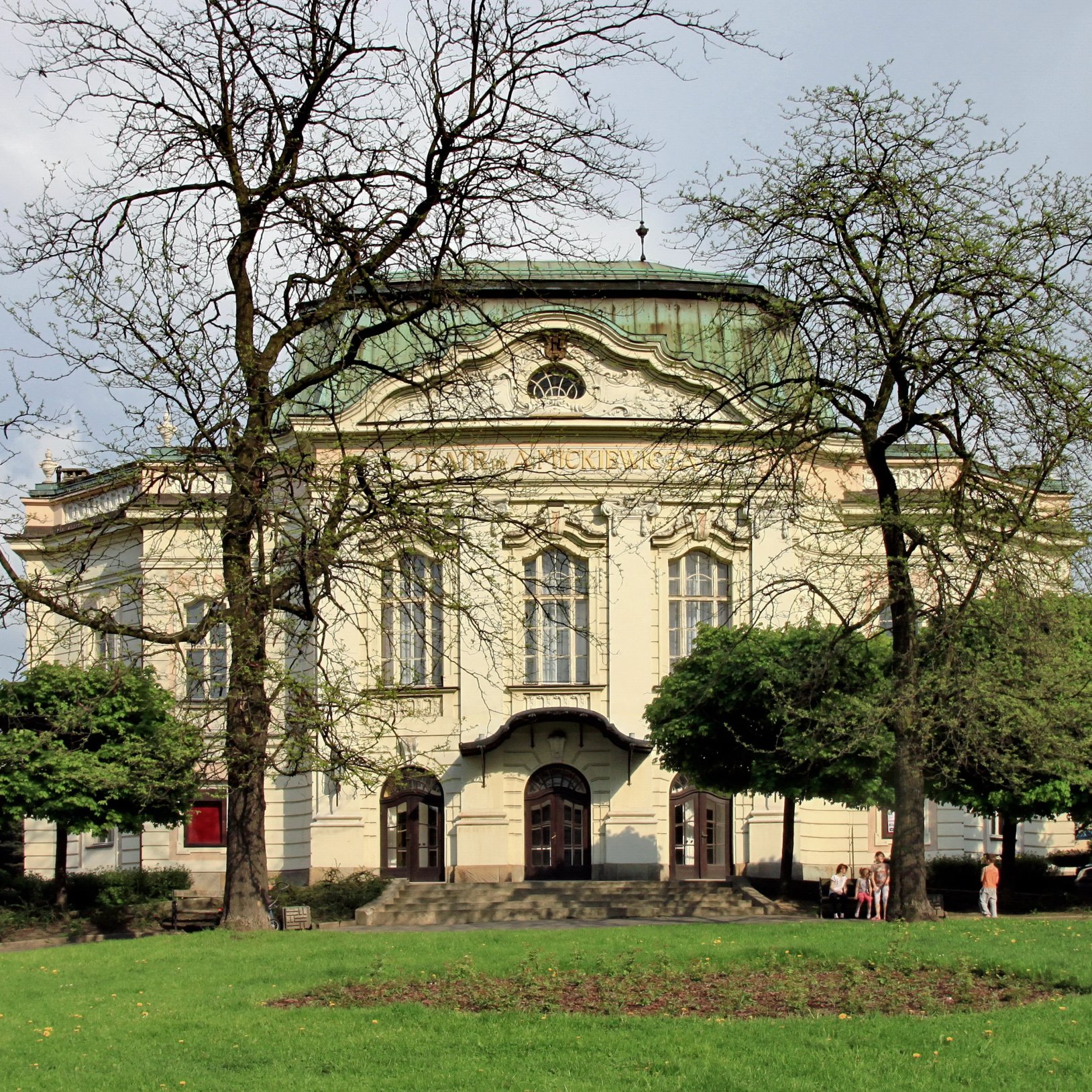 zdjęcie frontu budynku teatru w Cieszynie