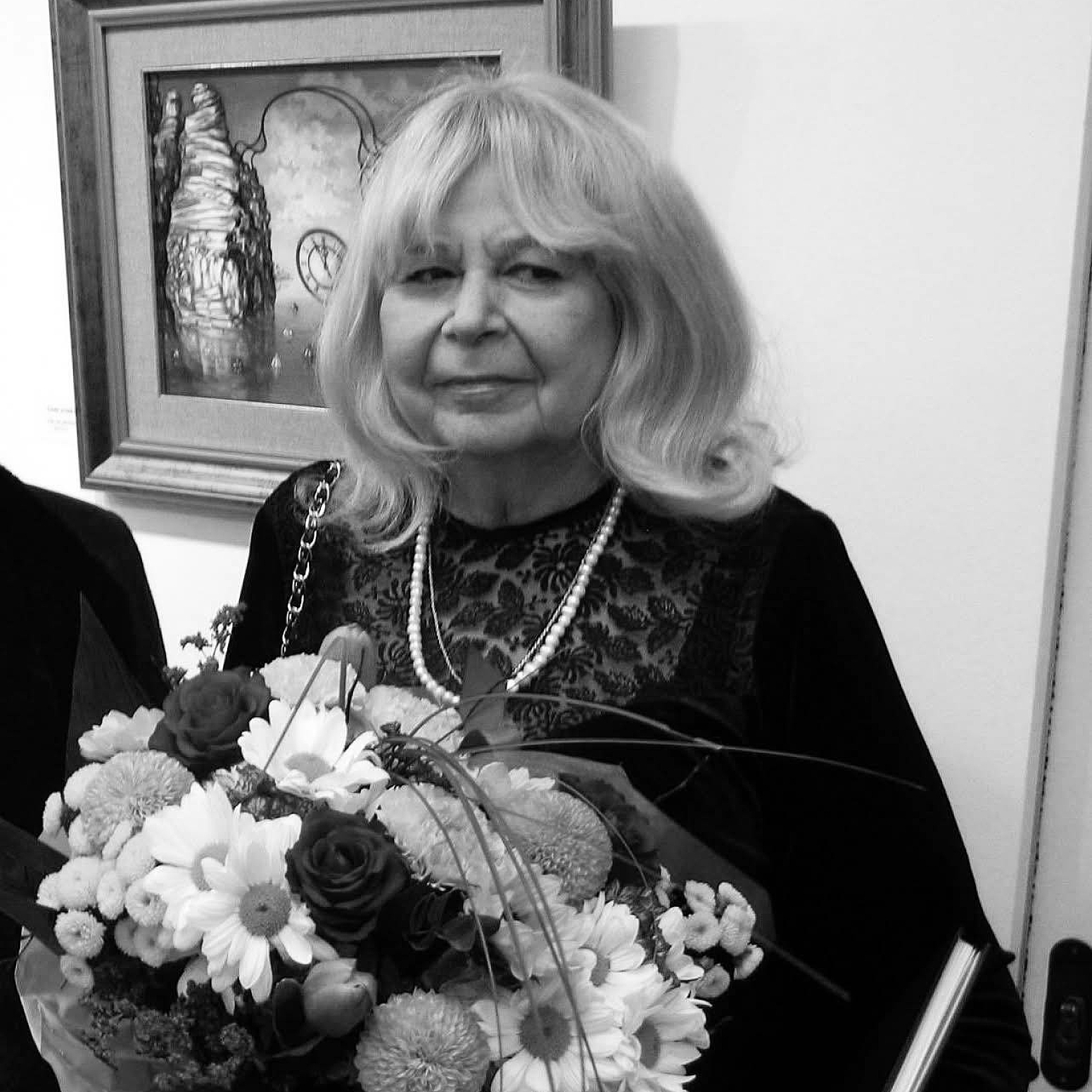 Czarno-białe zdjęcie Zofii Grzeganek-Szczepaniec z kwiatami