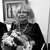 Czarno-białe zdjęcie Zofii Grzeganek-Szczepaniec z kwiatami