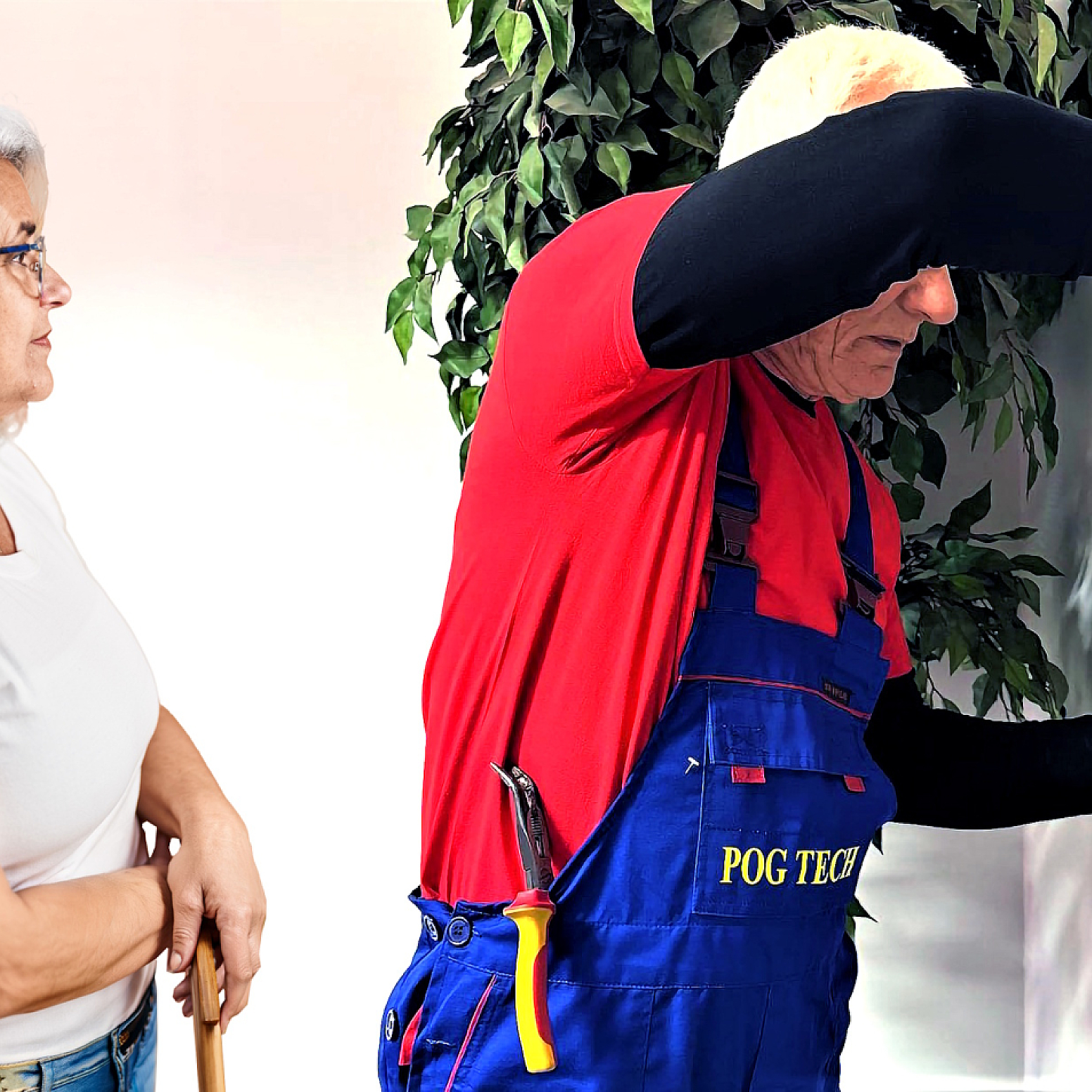 Mężczyzna wykonujący naprawę i kobieta patrząca na niego