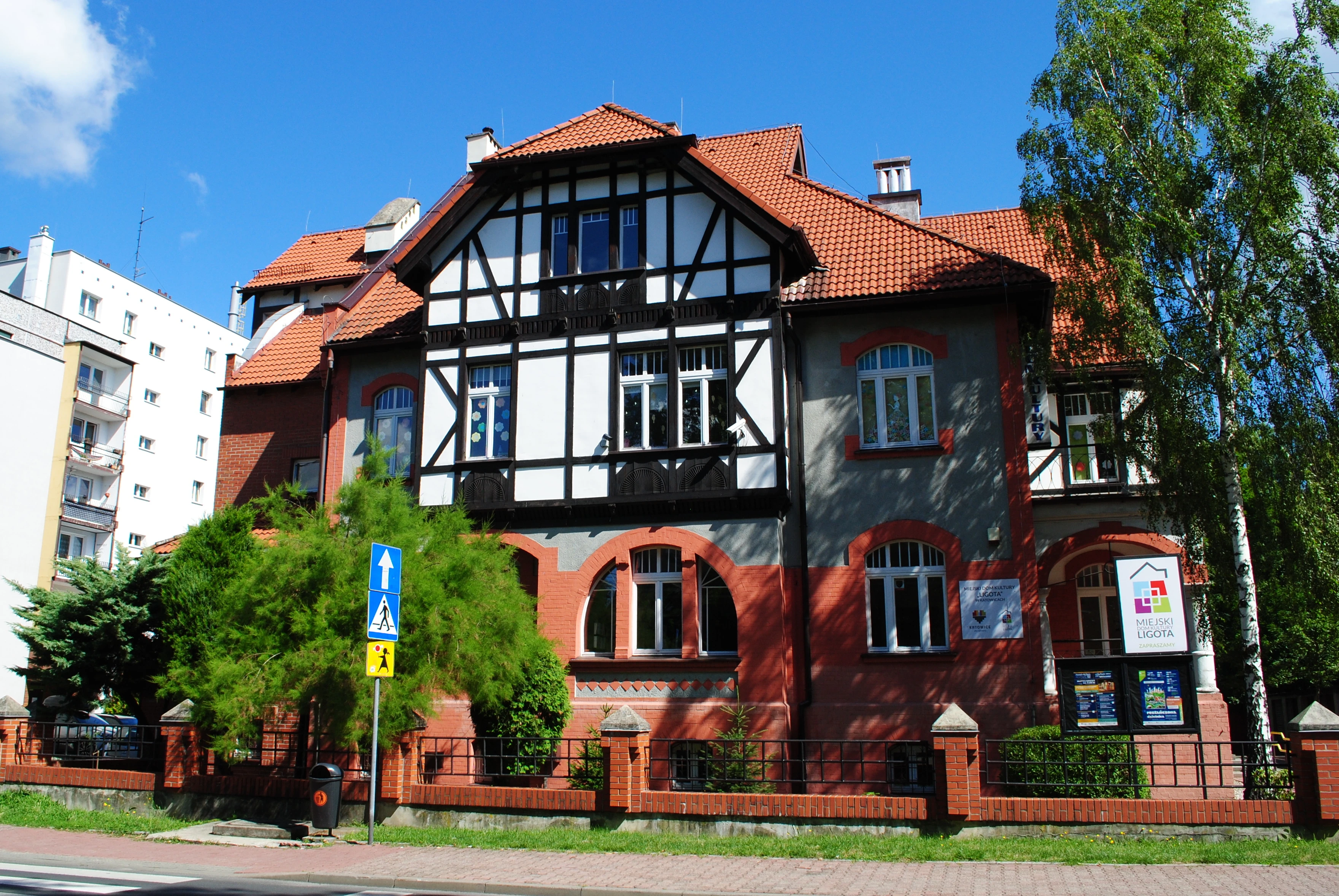 zdjęcie frontu i wejścia do budynku MDK Ligota