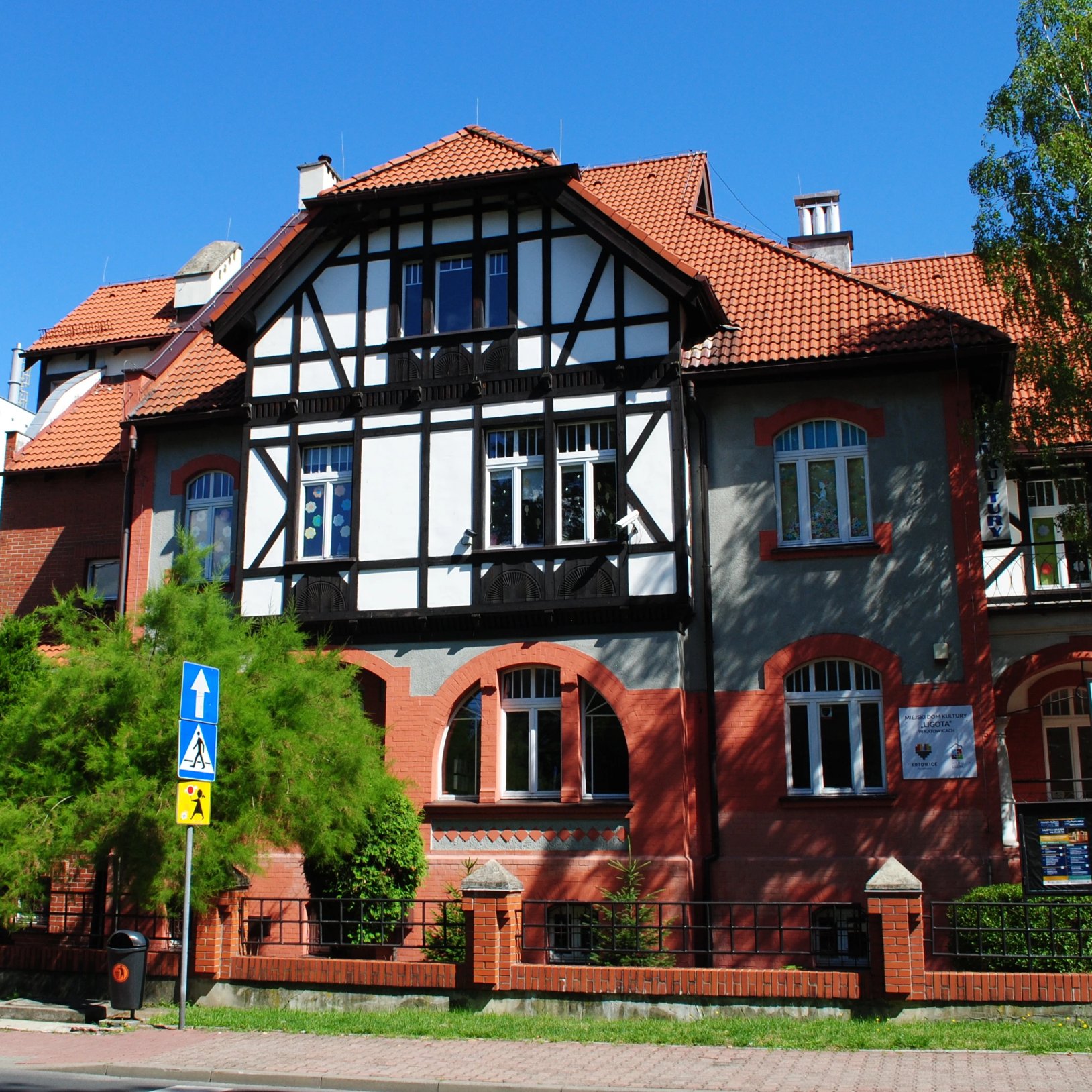 zdjęcie frontu i wejścia do budynku MDK Ligota