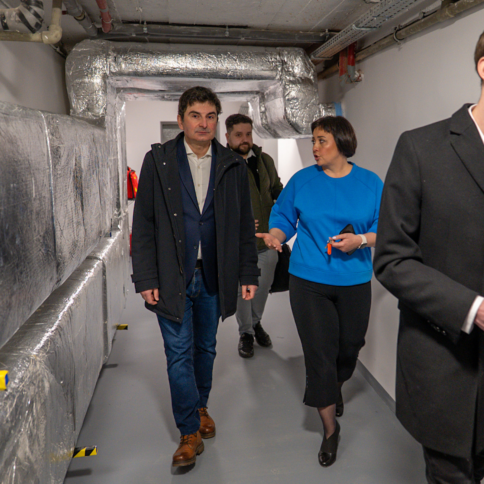 Grupa zwiedza schron