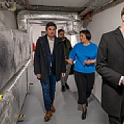 Grupa zwiedza schron