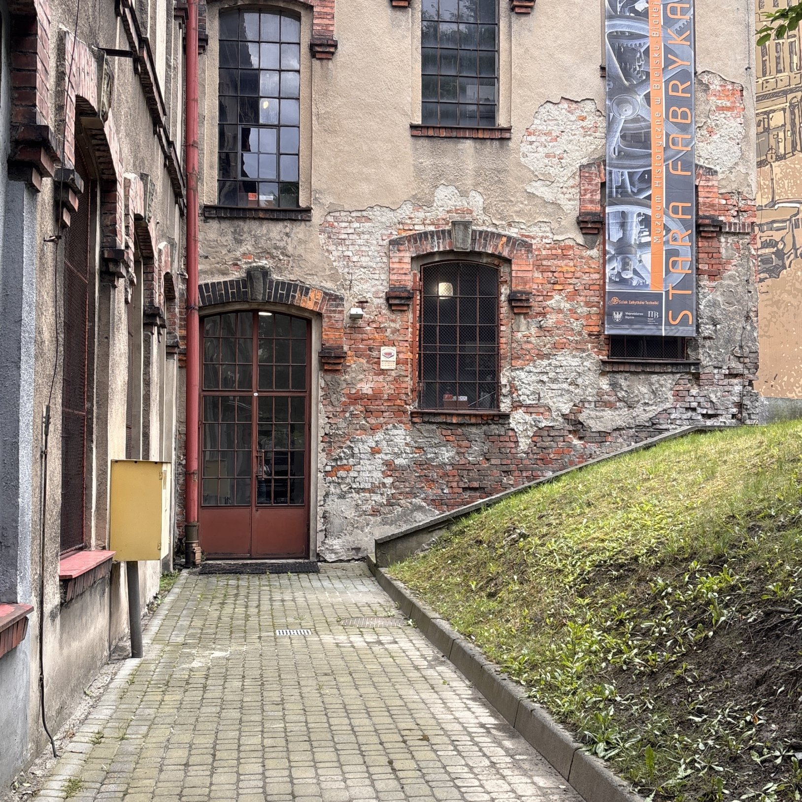 zdjęcie wejścia do budynku oddziału muzeum Stara Fabryka w Bielsku-Białej