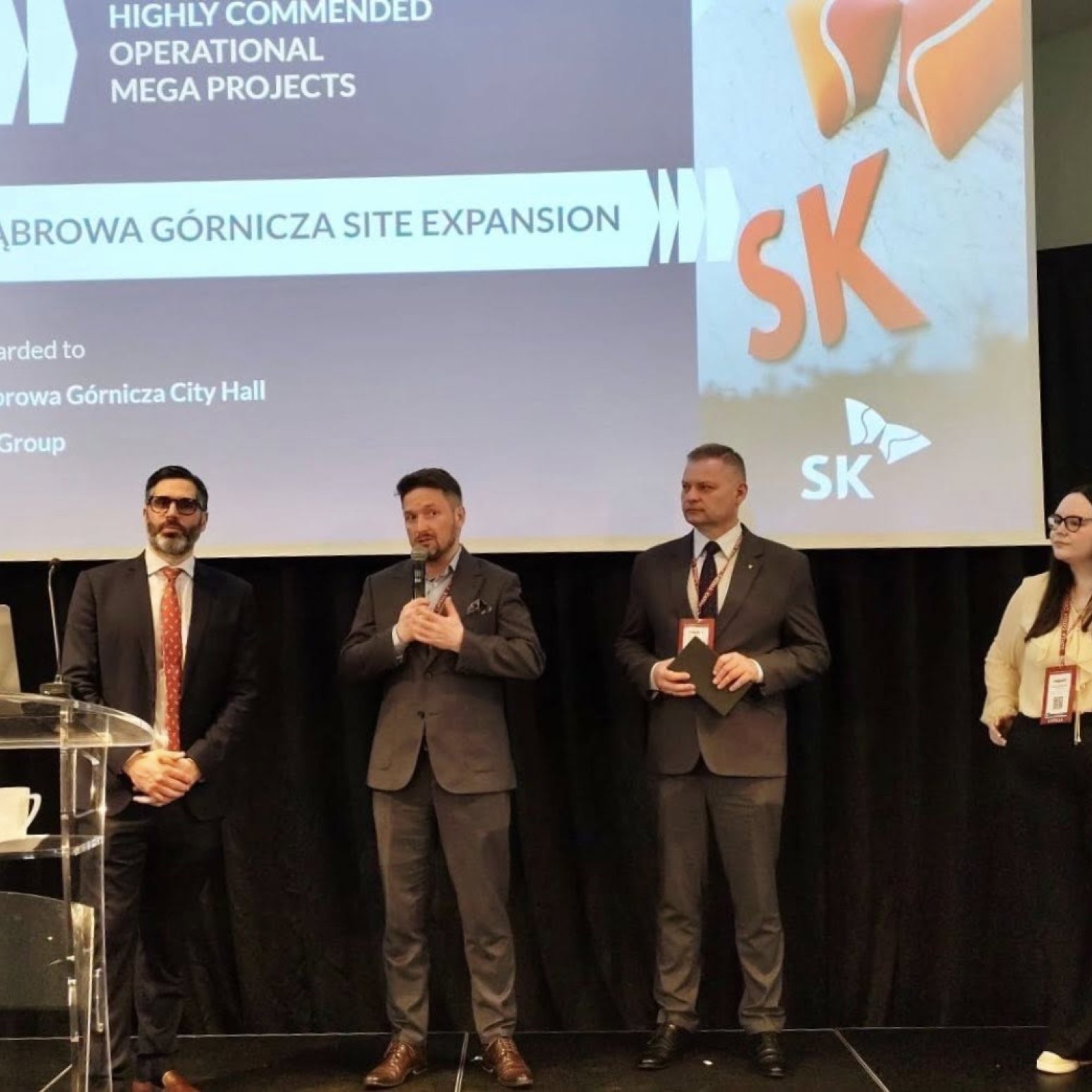 Przedstawiciele odbierają statuetkę