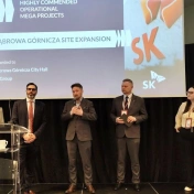 Przedstawiciele odbierają statuetkę